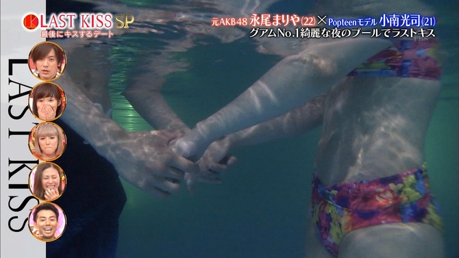 カメラは戯れる水中の2人を映していた！