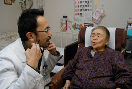高齢者住宅で診療をする森田医師