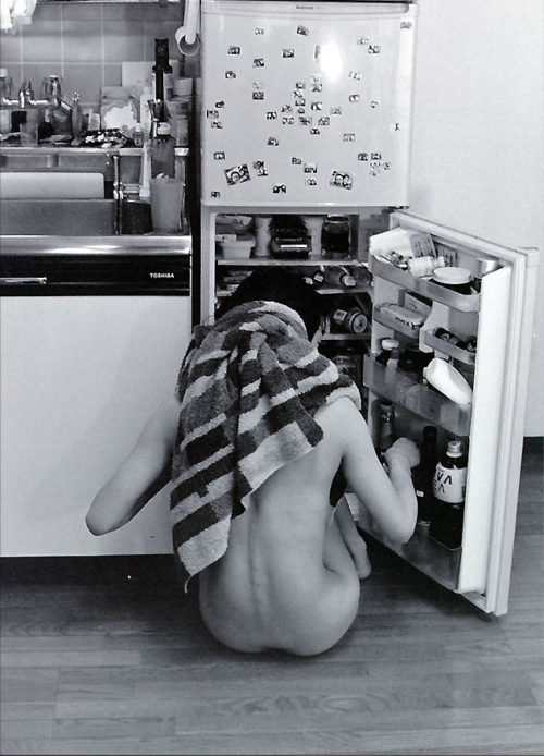 裸で冷蔵庫をあさる菅野美穂