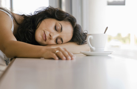 コーヒーを飲んで即就寝！20分で目覚める仮眠法