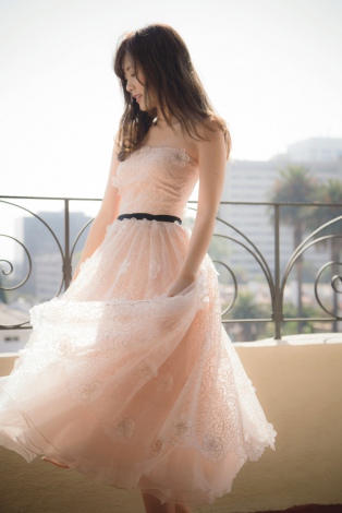 ピンクのドレスが似合う白石麻衣