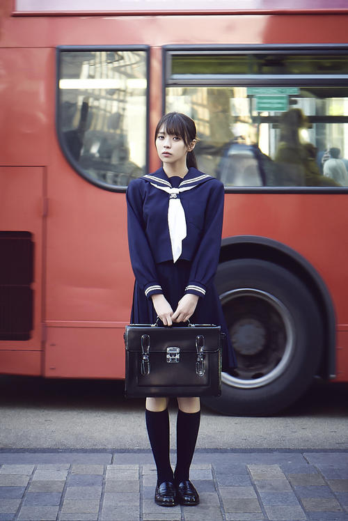 イギリスの街角に佇む日本の女子高生というコンセプトがグッド