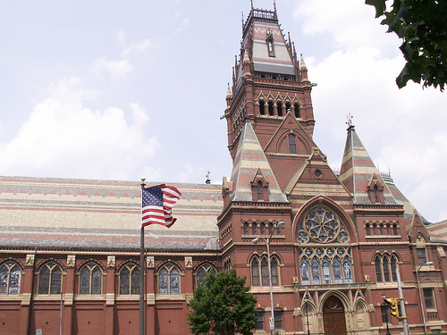 ハーバード大学はアメリカ最古の高等教育機関で、多数の著名人を輩出