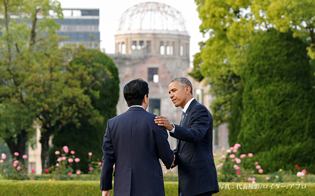 原爆ドームを見るオバマ大統領と安倍首相