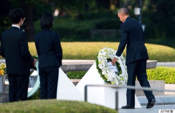 献花台に献花をするオバマ大統領