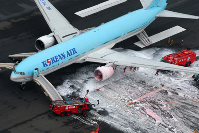 大韓航空機の消火作業