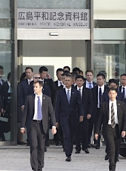 広島平和記念資料館を出るオバマ大統領