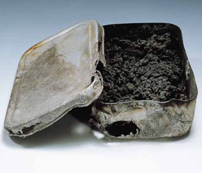 展示品のひとつ、被爆して黒焦げになった弁当箱