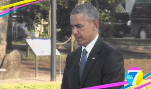 献花台の前で黙とうするオバマ大統領