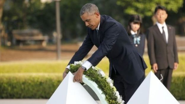 献花をするオバマ大統領