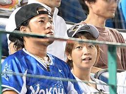 横浜スタジアムで野球観戦を楽しむ高岡奏輔と鈴木亜美