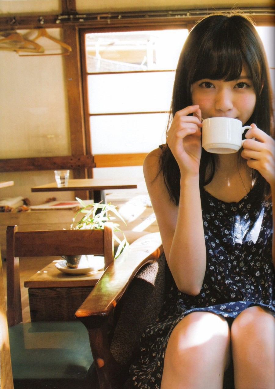喫茶店でコーヒーを飲む西野七瀬