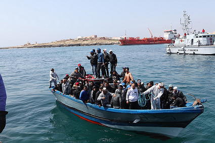 船に乗り込んで移民をする人々