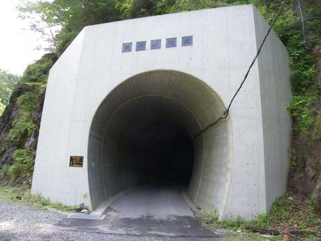 3つ目のトンネルも懐中電灯なしでは攻略不可能！