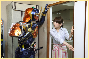 泉里香さんは、2013年『仮面ライダー鎧武/ガイム』に出演