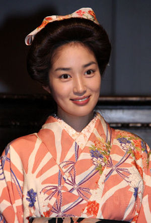 2014年4月、NHK連続テレビ小説『花子とアン』に出演