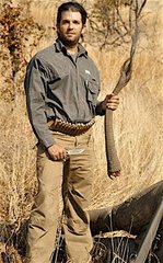 ナイフで切り落とした象の尻尾と記念撮影する長男