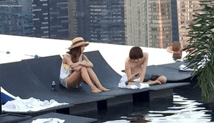 シンガポール高級ホテルの屋上プールで密会