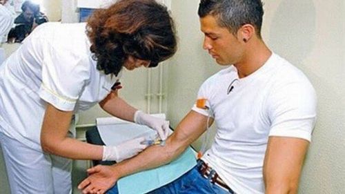 献血を行っているクリスティアーノ・ロナウド