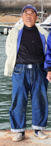 1年間デニムを履き続けた向島漁協組合長の田頭信親さん(72歳)