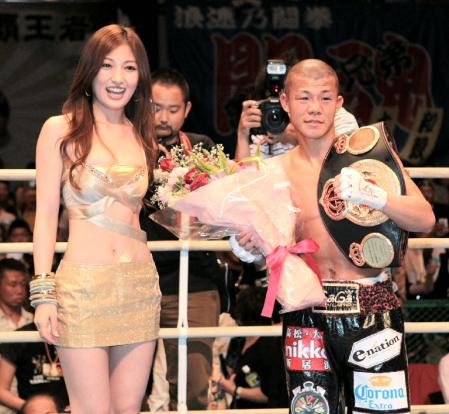2011年5月、亀田興毅の世界タイトルマッチでラウンドガールを務める