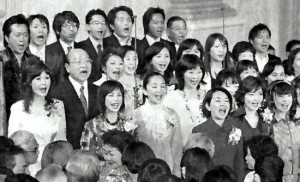 創価学会芸術部の歌を歌う高橋ジョージさん(後列左端)