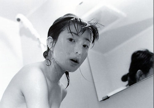お風呂場で洗顔中の菅野美穂