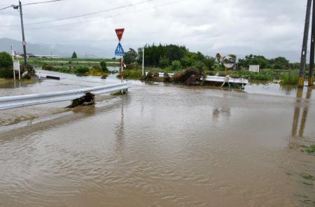 姉川が氾濫し水没した道路