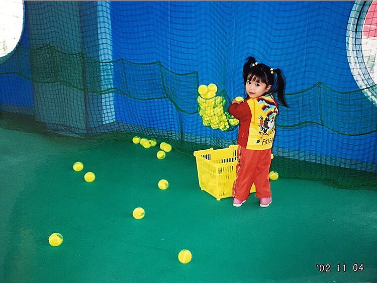 大原優乃 on Instagram: “３しゃい。テニスのコーチもしてたパパのおてつだい。ツインテールどんだけ高いねん