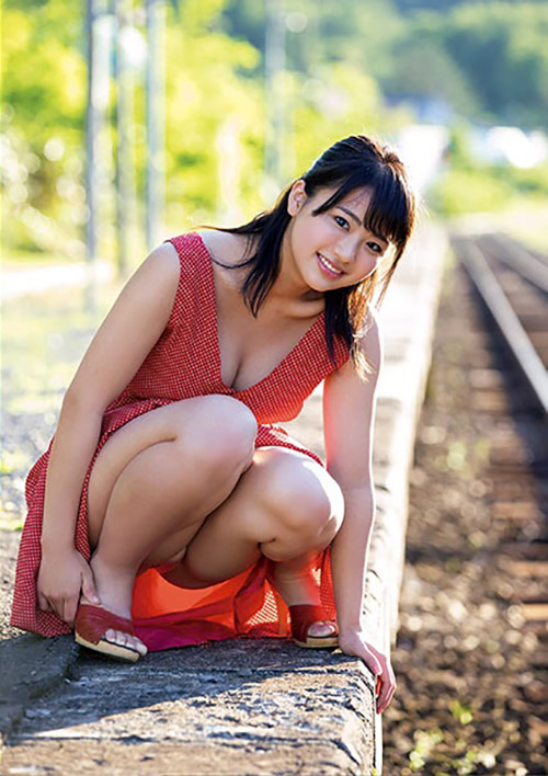 真夏の線路の側で可愛くもありセクシーなワンピース姿で微笑む平嶋夏海さん