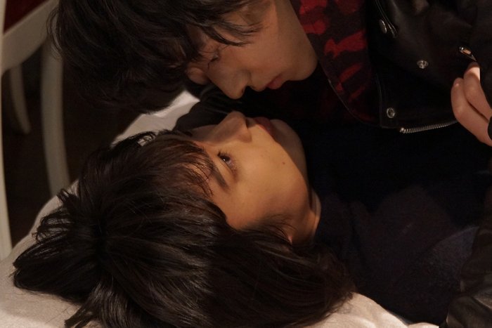 ベットの上で切ないキスをする前の山崎賢人さん・ドラマ「トドメの接吻」より