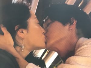 山崎賢人さんがホスト役で井上晴美さんとキスするシーン・ドラマ「トドメの接吻」より