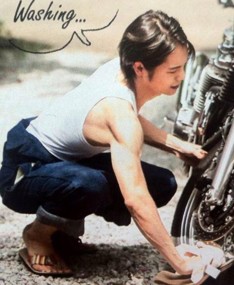 爽やかな白のタンクトップ姿でバイクのお手入れする窪田正孝さん