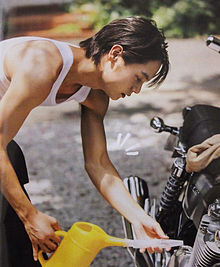 道端でバイクのメンテナンスしながら胸元チラリな窪田正孝さん