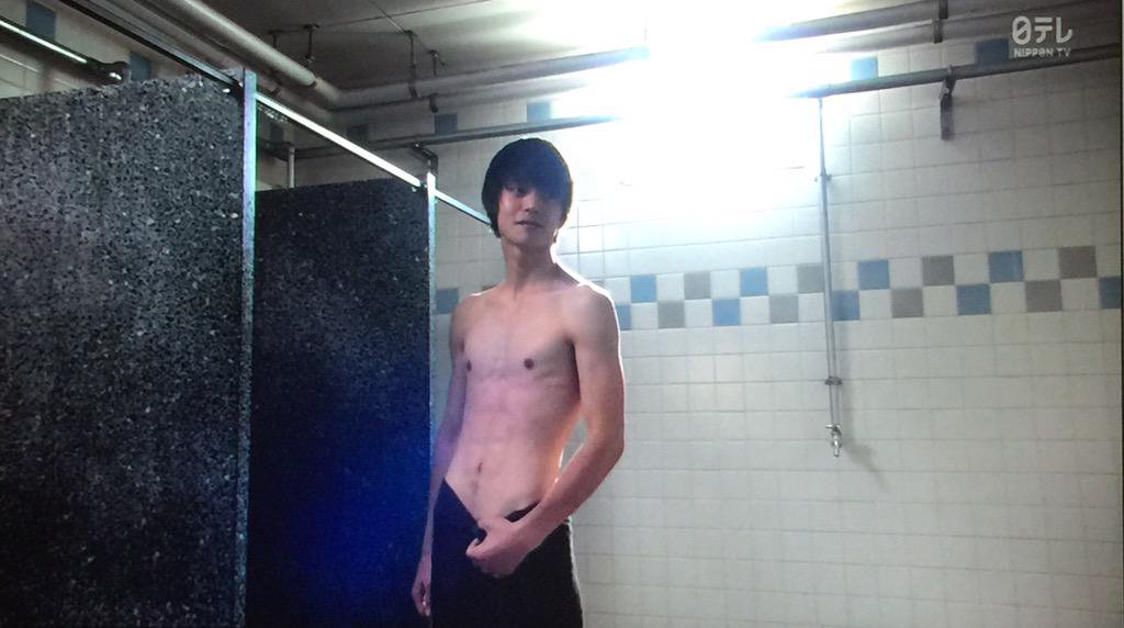 シャワー室で美しい裸体でちょっと意地悪な笑顔をしている窪田正孝さん