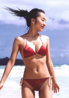 海辺で赤い水着姿で素敵な横顔を見せてくれる板野友美さん