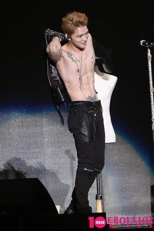 コンサート中の上半身裸のキム・ジェジュンは腹筋がスゴイ！