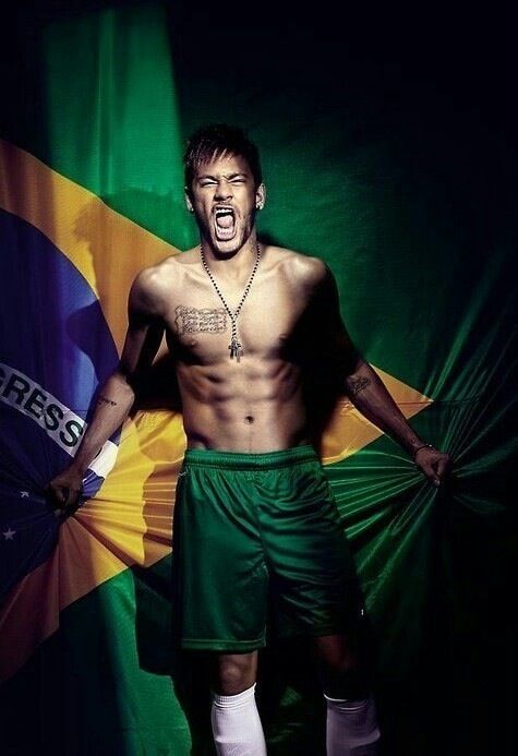 ブラジルの国旗をバックにワイルドな表情をするネイマールさん