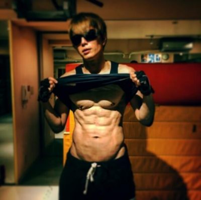 Gackt ガクト の筋肉 腹筋 肉体画像まとめ ライブ インスタ 若い頃のヌードも Pixls ピクルス