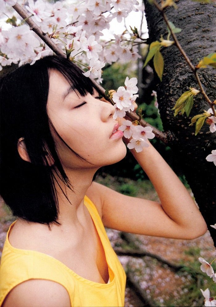 桜の花に顔を近づけ目を閉じる宮脇咲良さん