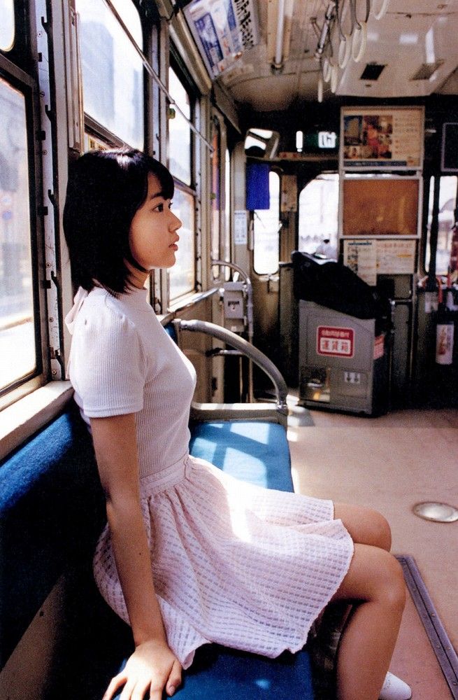 電車の椅子に座ってちょっと一息する宮脇咲良さん
