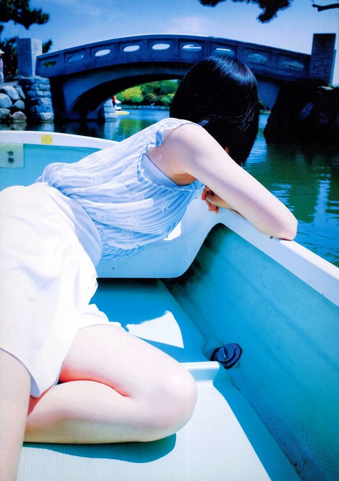 ボートの上から身を乗り出して何かを覗く宮脇咲良さん