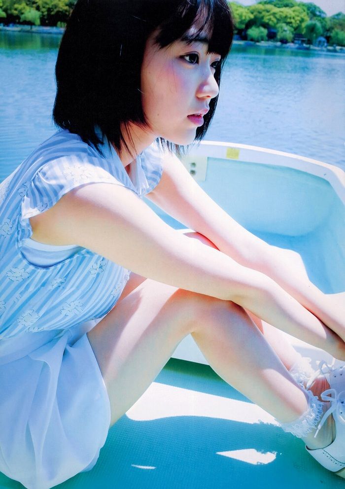 湖の上でボートに乗りどこかを見つめる宮脇咲良さん