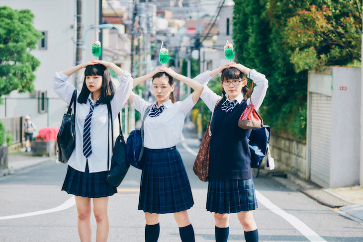 「放課後ソーダ日和」左から田中芽衣演じるモモ、森田想演じるサナ、蒼波純演じるムウ子。