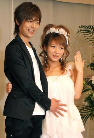 2007年杉浦太陽さんとの結婚を報告する辻希美さん