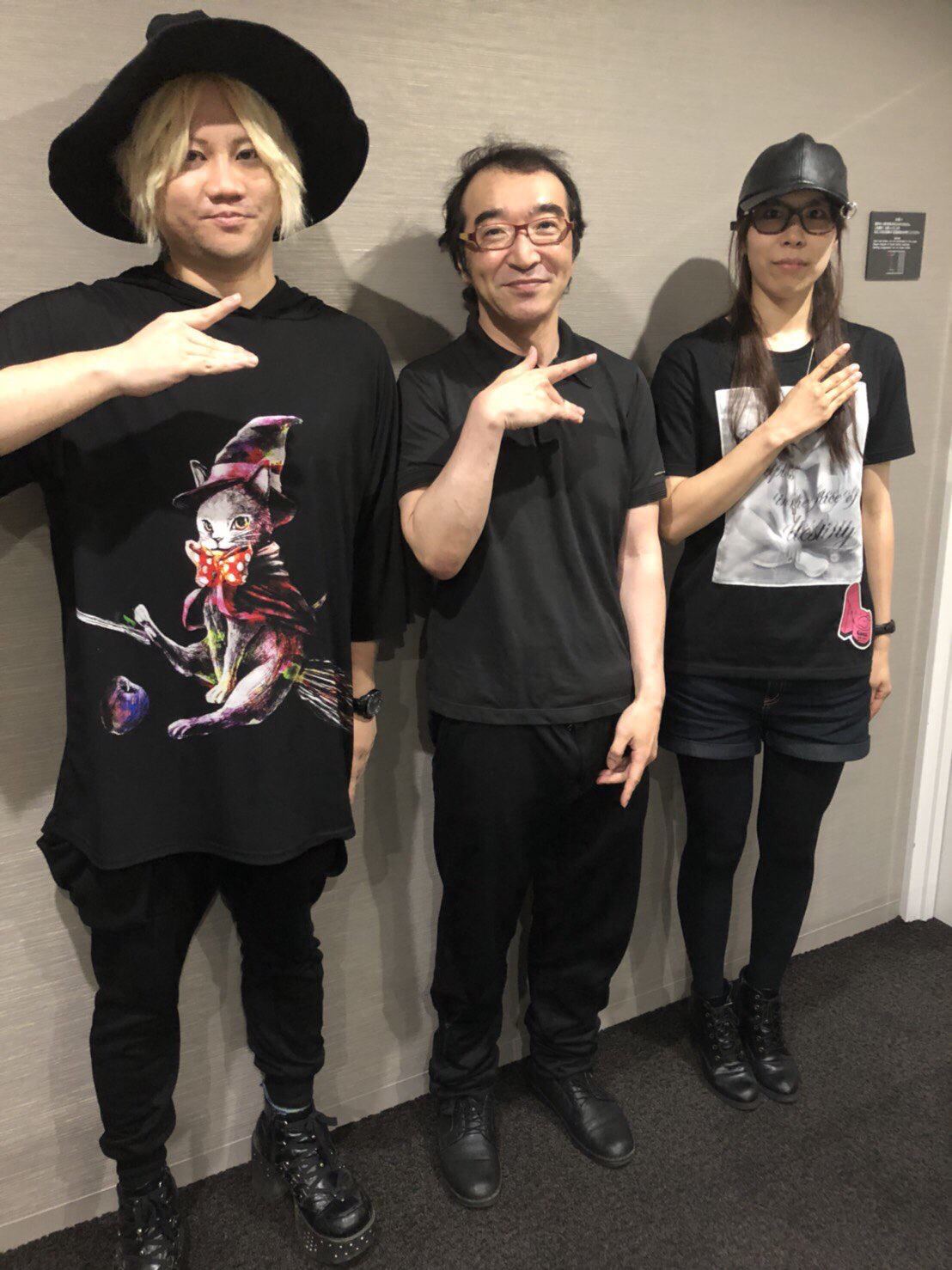 欅坂のライブに訪れた際の冨樫義博先生(中央)