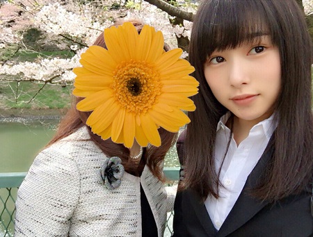 大学の入学式に母と参加した桜井日奈子さん