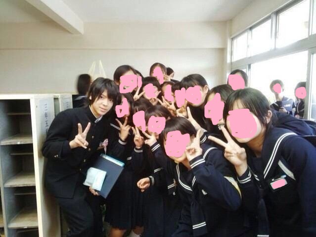 金谷中学校卒業式で女子に囲まれる松島聡