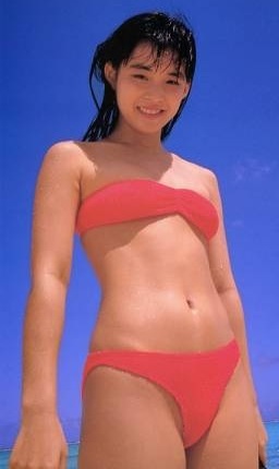 焼けた肌にハイレグ食い込みがセクシー過ぎる若い頃の石田ゆり子の水着画像