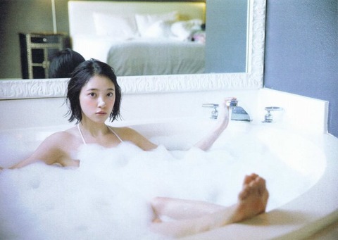 泡風呂で堀未央奈の入浴脇ちら画像
